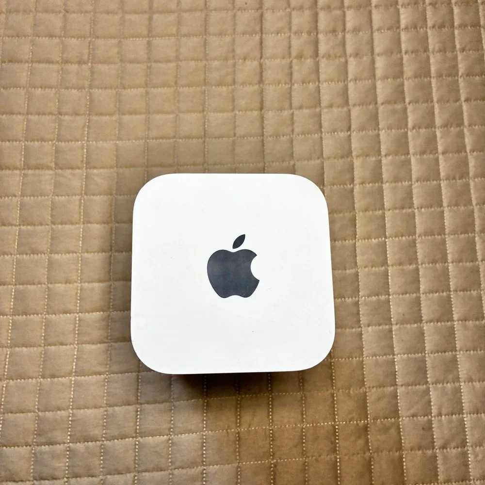 Apple AirPort Extreme Base Station A1521 802.11ac Dual-Band Wi-Fi Router White